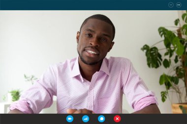 Bilgisayar webcam görüntüsü Afrikalı başvuru sahibi iş görüşmesini video konferansına göre geçti