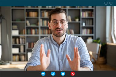 İş adamı telekonferans, ekran görüntüsü üzerinden video çağrısı ile görüşmelere katılıyor