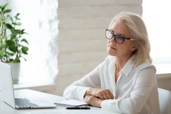 Ragionevole donna d'affari di 60 anni utilizzando la visione aziendale del computer portatile . — Foto Stock
