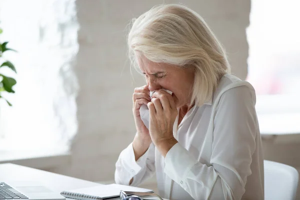 Infeliz 60 años de edad empresaria estornudo de cerca . — Foto de Stock