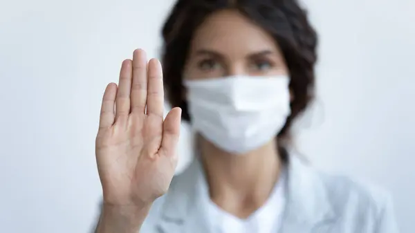 Concéntrate en la mano femenina mostrando gesto stop . — Foto de Stock