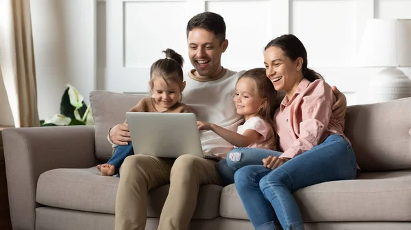 Família feliz assistindo filmes engraçados no computador . — Fotografia de Stock