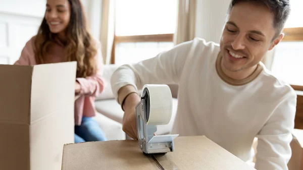 Joyful family couple packing belongings, relocation service concept. — Stock Photo, Image