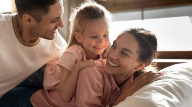 Genç adam karışık ırk karısı ve kızıyla eğleniyor..