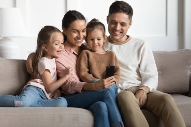 Mutlu çift cep telefonu ekranına bakarak rahatlıyor..