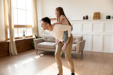 Mutlu baba, mutlu küçük kızı sırtında taşıyor..