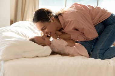 Genç melez anne ve babası küçük kızıyla eğleniyor..