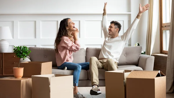 Happy married family couple celebrating moving in new house. — Stock Photo, Image