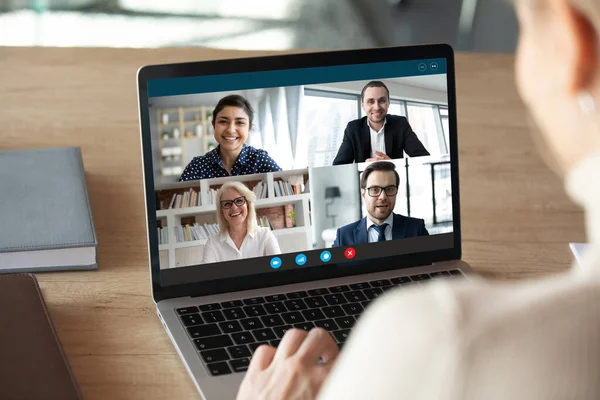 Vue d'écran d'ordinateur divers hommes d'affaires négociant à distance en utilisant le vidéocall Image En Vente