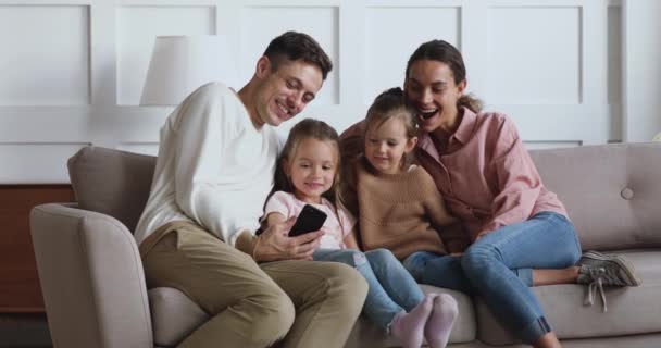 Glimlachende jonge vader opname video met kinderen en vrouw. — Stockvideo