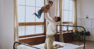 Mutlu, genç, yakışıklı baba havadan gülüyor tatlı kız..