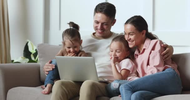 Šťastný rodinný pár sledování legrační film karikatury s dětmi. — Stock video