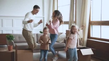 Mutlu aileler taşınma gününü çocuklarla kutluyor..