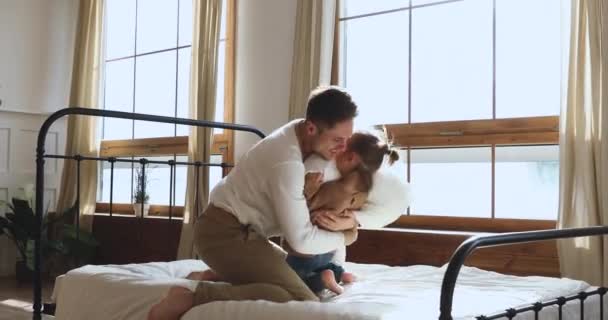 Šťastný mladý otec bojuje polštáře s dcerou dítěte. — Stock video