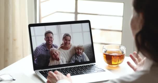 Νεαρή γυναίκα βίντεο καλώντας την οικογένεια με παιδιά στην οθόνη του φορητού υπολογιστή — Αρχείο Βίντεο