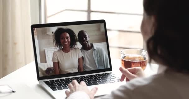 快乐的高加索女人视频呼吁非洲朋友夫妇在笔记本电脑上 — 图库视频影像