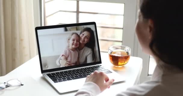 Mulher mãe vídeo chamando filha e babá na tela do computador — Vídeo de Stock