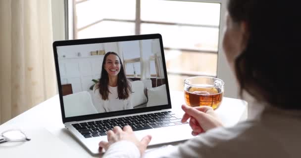 Młoda kobieta rozmawia przez kamerę wideo rozmowy z przyjaciółką — Wideo stockowe