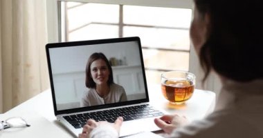 Mutlu genç kız videosu. Laptop ekranında arkadaşını arıyor. Yakın plan.
