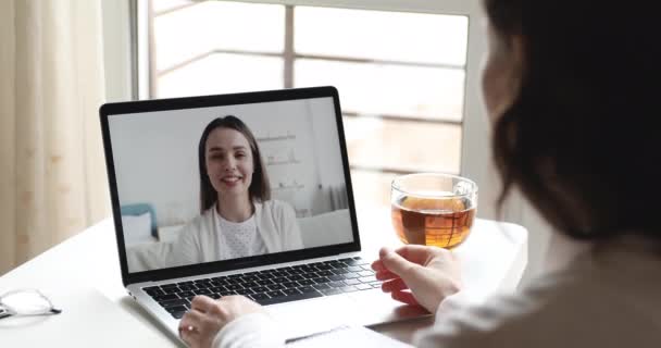 Vrienden praten op video chat online op computer laptop scherm — Stockvideo