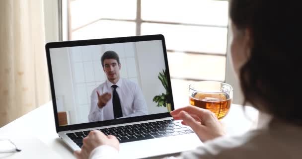 Kobieta odległe pracownik komunikujący się z wykonawczym wideo rozmowy na laptopie — Wideo stockowe