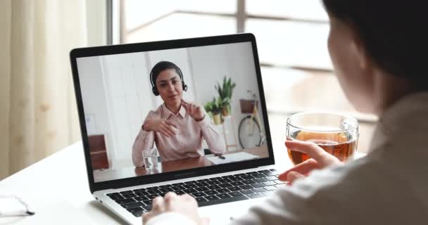 Indiase vrouwelijke manager dragen headset consulting klant door webcam videocall — Stockvideo