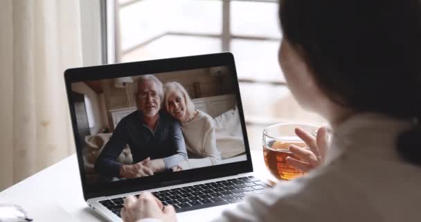 Lányom video hív régi szülők webcam chat a laptop — Stock videók