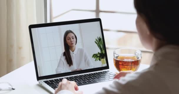 Trabalhador à distância e gerente de chamada de vídeo no aplicativo no laptop — Vídeo de Stock