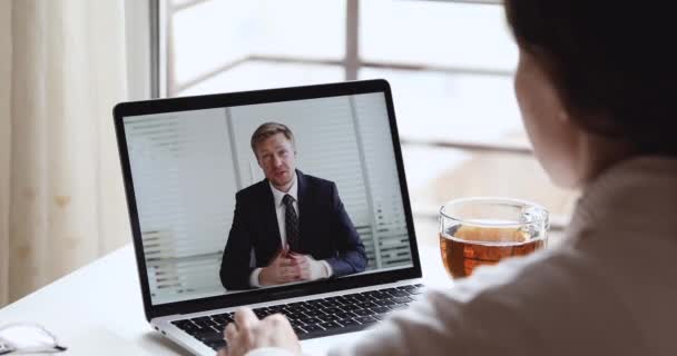 Χαμογελαστή επιχειρηματίας φορώντας κοστούμι βίντεο conferencing συνέντευξη υποψήφιος θέση εργασίας — Αρχείο Βίντεο