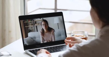 Web kamerası danışmanlığı sırasında genç bir kadın online psikologla konuşuyor.