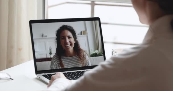 Glückliche Frauen distanzieren Freunde, die per Webcam-Chat mit dem Computer reden — Stockvideo