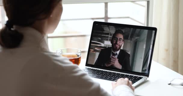Арабский бизнесмен онлайн тренер видео вызова клиента на экране ноутбука — стоковое видео