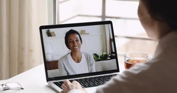 Female psychologist consulting african woman client during online counseling session — Stock Video