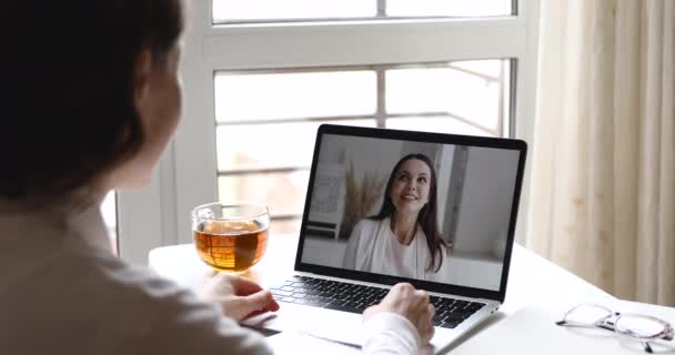 Дві щасливі дівчата спілкуються веб-камерою на ноутбуці — стокове відео