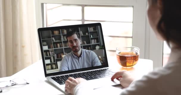 Masculino distancia profesor comunicarse con mujer estudiante por webcam videocall — Vídeo de stock