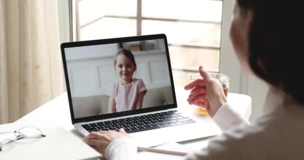 Tutor ou mãe falando com a menina criança fazendo chamada de vídeo — Vídeo de Stock