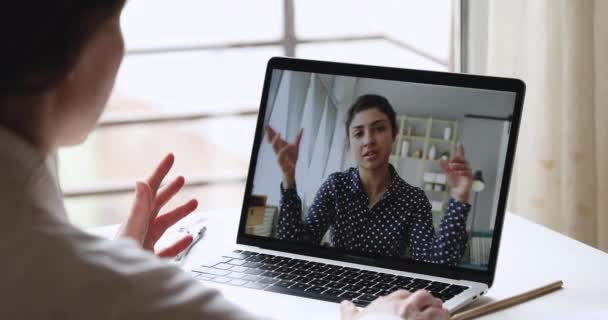 Indiana treinador feminino se comunicando com mulher cliente por webcam — Vídeo de Stock