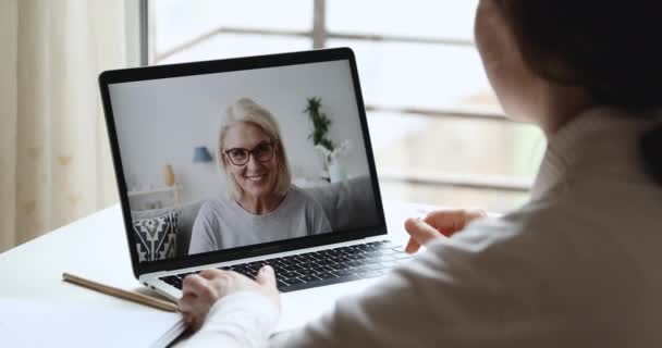 Fröhlich älter reif frau mutter video calling junge erwachsene tochter — Stockvideo