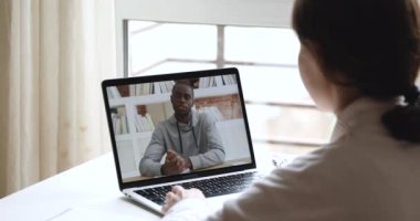 Erkek Afrikalı internet öğretmeni uzaktaki öğrenciye webcam dersi veriyor
