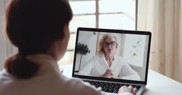 Vriendelijk gelukkig ouder zakenvrouw video bellen jonge dochter door webcam — Stockvideo
