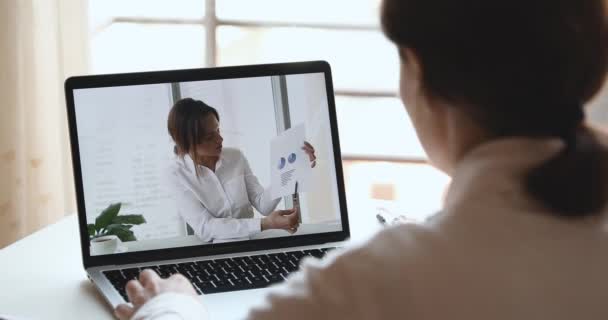 Businesswoman executive consulenza cliente a distanza tramite videochiamata conferenza — Video Stock
