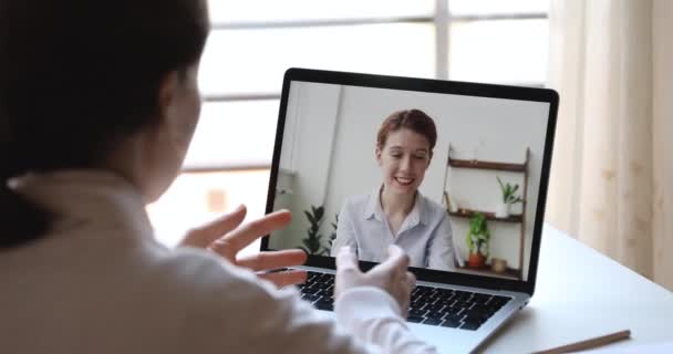 Twee lachende jonge zakenvrouwen vrienden praten met behulp van video call — Stockvideo
