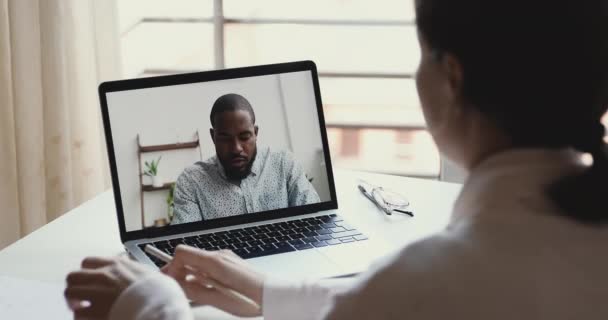 Advogado Africano consultoria cliente fazendo videochamada conferência no laptop — Vídeo de Stock