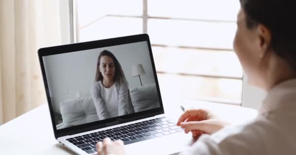 Joven mujer feliz vídeo llamando amigo alegre en la pantalla del ordenador portátil — Vídeo de stock