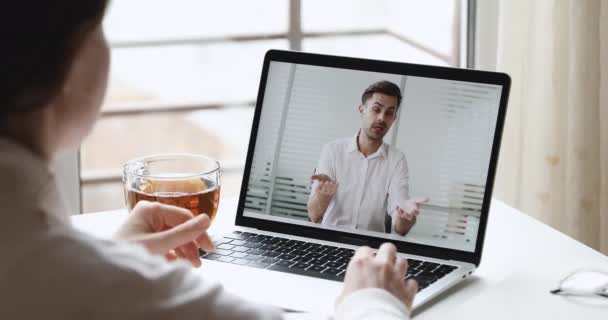 Empleada haciendo videollamadas hablando con el gerente ejecutivo — Vídeos de Stock