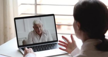 Mutlu yaşlı baba videosu küçük kızı web kamerasından arıyor.