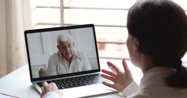 Feliz idoso pai vídeo chamando jovem filha por webcam — Vídeo de Stock