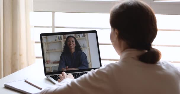 Diversas mulheres de negócios chamada de vídeo trabalhando a partir de home office — Vídeo de Stock