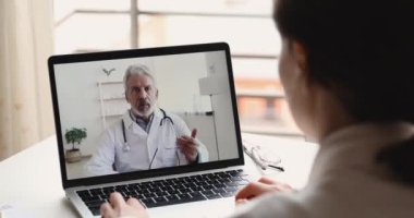 Uzaktan kumandalı hastayı teletıp görüntülü konuşma sırasında kıdemli doktor.