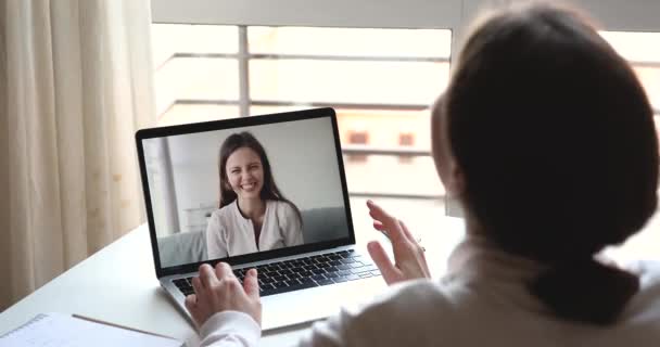 Två glada tjejer som skrattar och kommunicerar via webcamvideosamtal — Stockvideo